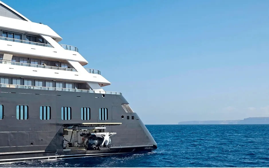 Navio de cruzeiro de luxo chama atenção em Ilhabela com estrutura milionária